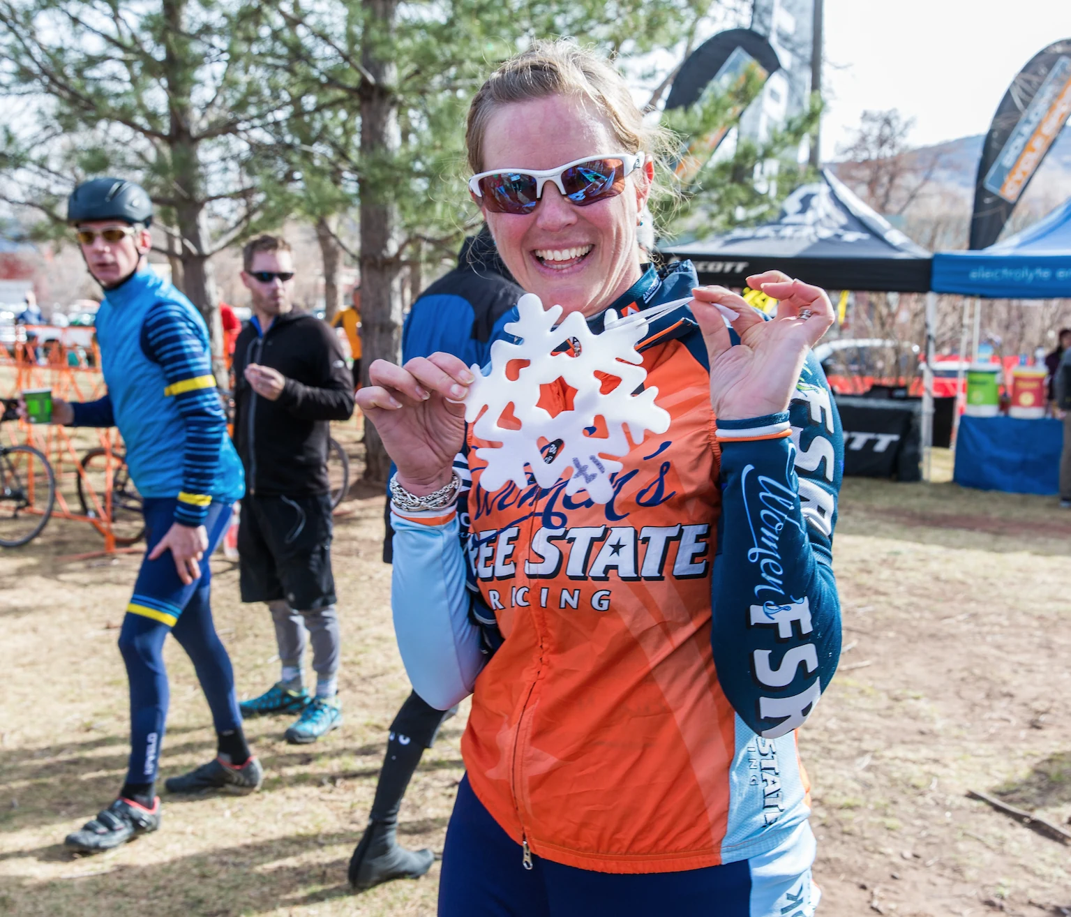 Prizes & snowflakes — event photograph 2